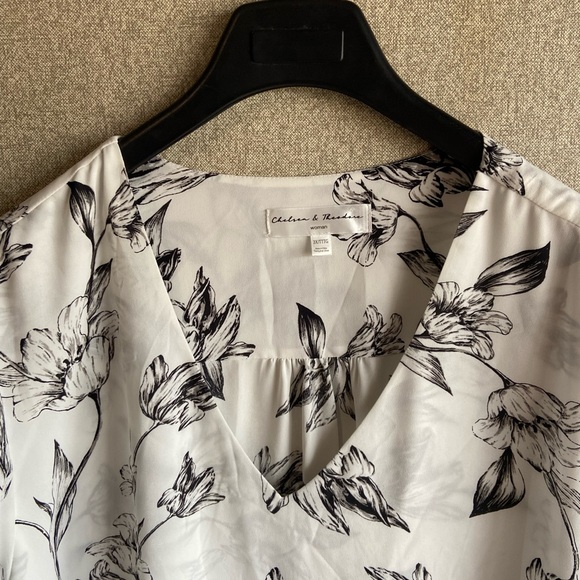 White floral blouse v neck bell sleeve Chelsea & Theodore 3x boho whimsical - Picture 4 of 6